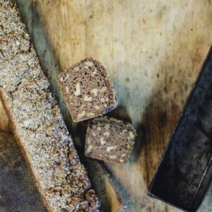 Eine BIO-WALNUSS-STANGE auf einem Schneidebrett.