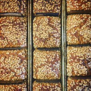 Eine Schale Haferflocken mit BIO DINKEL-VOLLKORN 800g.