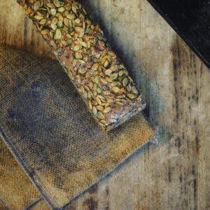 Eine Kürbiskern-STANGE auf einem Holztisch.