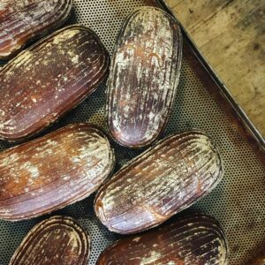 Ein Tablett mit BIO MISCHBROT 500g auf einem Holztisch.
