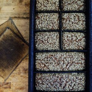 BIO SYLTER FRIESENVOLLKORN Riegel auf einem Holztisch.