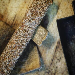 Ein Holztisch mit einer BIO SONNEN-BLUMEN-STANGE.