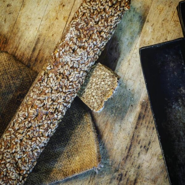 Ein Holztisch mit einer BIO SONNEN-BLUMEN-STANGE.