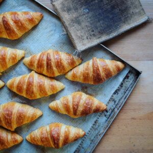 Buttercroissants auf einem Backblech.